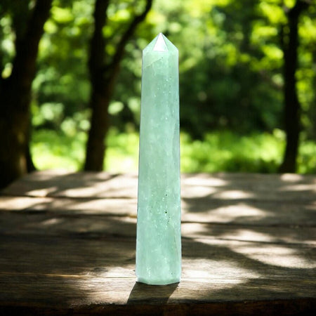 pietra naturale di avventurina verde a forma di obelisco