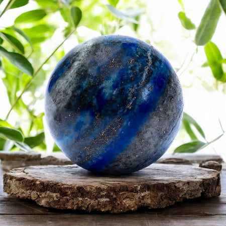 sfera feng shui in lapislazzuli blu con venature grigie e dorate