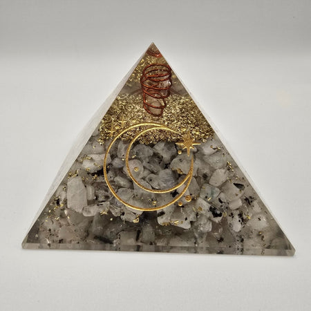 Piramide di orgonite con labradorite bianca, rame e simbolo lunare