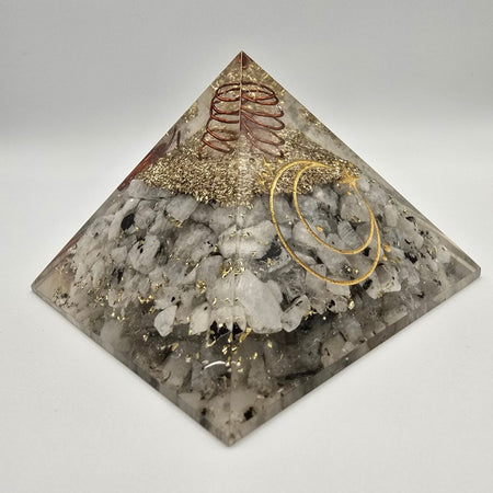 Orgonite con simbolo dorato di luna e stelle su base in resina