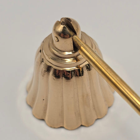 Strumento dorato per spegnere candele in sicurezza