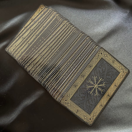 Retro dei tarocchi con rune norrene, 78 carte per pratiche spirituali, consulti e meditazione.