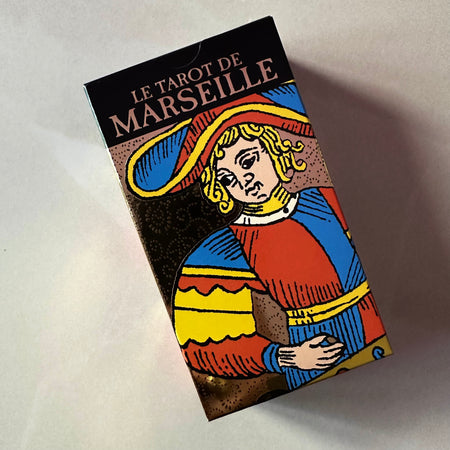 Mazzo completo del Tarocco di Marsiglia con dorature a caldo, confezionato con libretto guida.