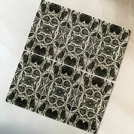 Retro delle carte resistenti con simboli archetipici e potente energia introspettiva.