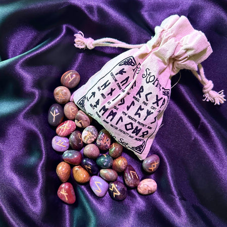 Rune incise a mano su pietre di diaspro, con sacchetto decorativo incluso.