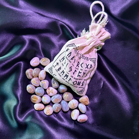 Set rune naturali in agata striata, ideali per meditazione, rituali e crescita interiore.