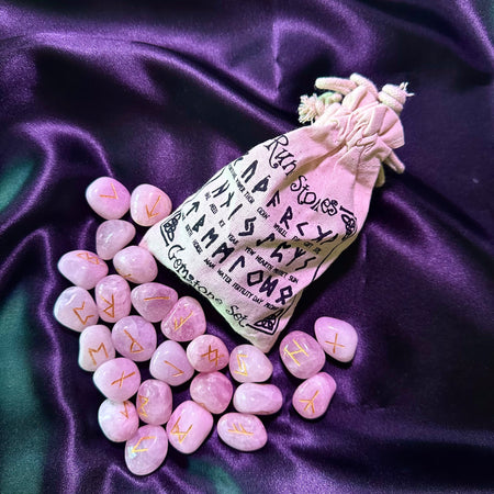 Set rune in quarzo rosa con simboli Futhark incisi a mano, perfette per divinazione e meditazione.
