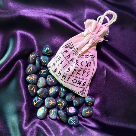 Set artigianale di rune in diaspro sanguigno con sacchetto, ideale per letture oracolari.
