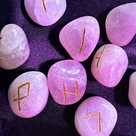 Rune artigianali in quarzo rosa per uso spirituale, lettura intuitiva e rituali di guarigione.