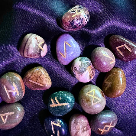 Set di rune divinatorie in diaspro, per protezione energetica e guida interiore.