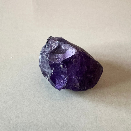 Pietra ametista naturale non levigata, perfetta per uso spirituale e decorativo.