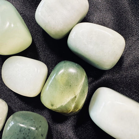 giada verde burattata naturale pietra liscia per armonia e prosperità