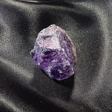 Ametista grezza naturale, ideale per cristalloterapia, meditazione e protezione energetica.
