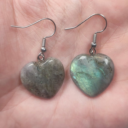 Orecchini a cuore con riflessi iridescenti di labradorite