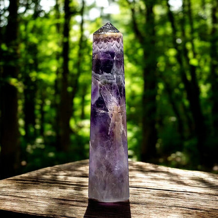 Obelisco di ametista viola con venature bianche per protezione, calma e purificazione ambientale