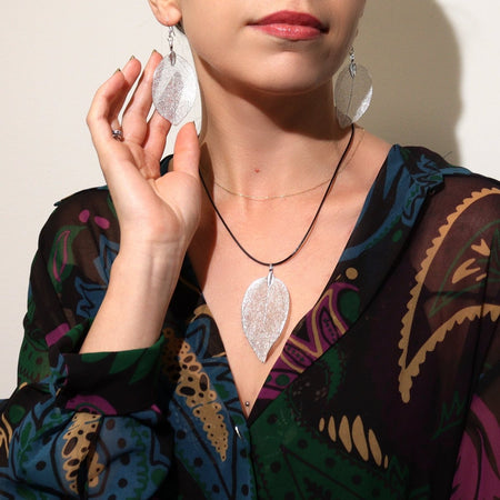 Coppia di Orecchini con Vera Foglia Colorazione Argento indossati da modella