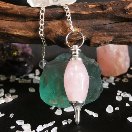 Pendolo in quarzo rosa, perfetto per meditazione e trattamenti energetici.