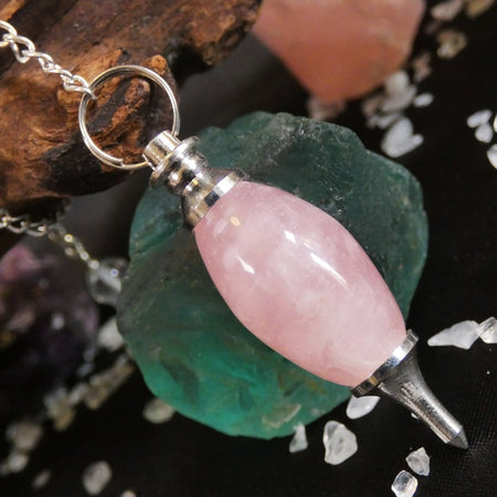 Pendolo quarzo rosa naturale, ideale per divinazione e guarigione del cuore.