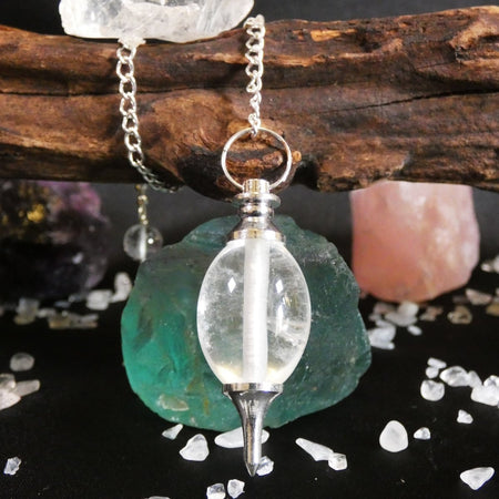 Pendolo cristallo di rocca levigato, favorisce connessione spirituale e intuizione.