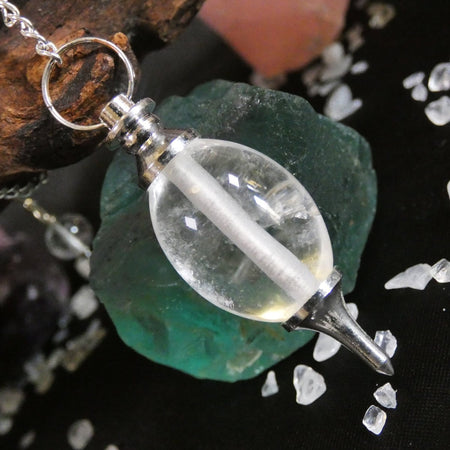 Pendolo cristallo di rocca naturale, amplifica energia e favorisce chiarezza interiore.