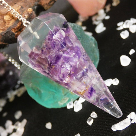Pendolo orgonite e ametista, ideale per divinazione, protezione e armonia energetica.