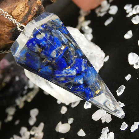 Pendolo orgonite e lapislazzuli, ideale per divinazione e protezione energetica.