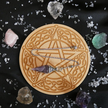 Pendolo ametista naturale, utile per la connessione spirituale e consapevolezza interiore.