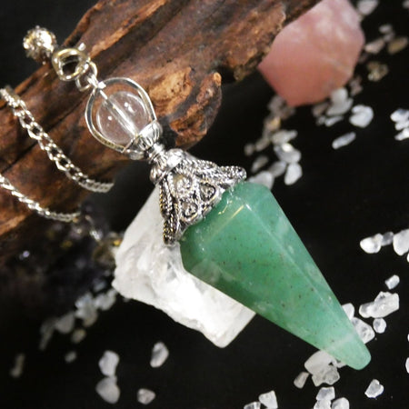 Pendolo avventurina verde naturale, ideale per divinazione e guarigione del cuore.