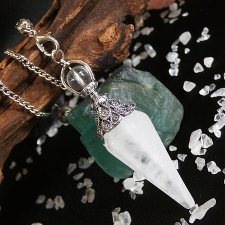 Pendolo cristallo di rocca, ideale per divinazione e purificazione energetica profonda.