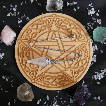 Pendolo artigianale in cristallo di rocca, strumento puro per divinazione e meditazione profonda.