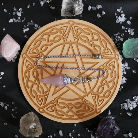 Pendolo quarzo rosa e metallo decorato, perfetto per meditazione e radiestesia.