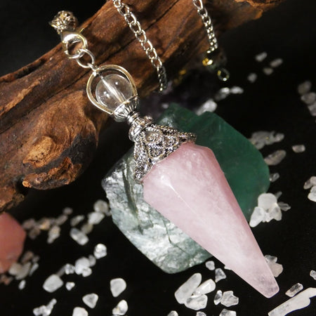 Pendolo quarzo rosa, ideale per divinazione e guarigione del chakra del cuore.