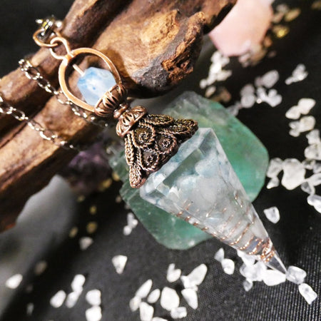 Pendolo orgonite e acqua marina con spirale rame, favorisce calma e chiarezza interiore.