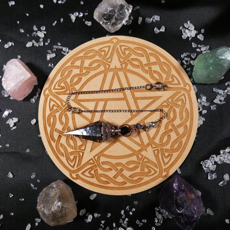 Pendolo divinatorio ossidiana nera con rame, guida energetica e protezione psichica.