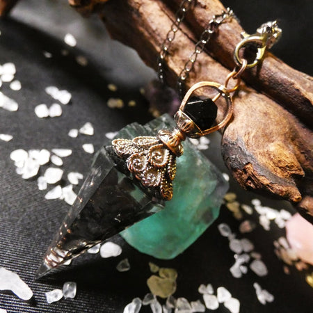 Pendolo orgonite e ossidiana nera con spirale di rame per protezione e divinazione.