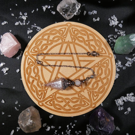 Pendolo in resina e quarzo rosa, strumento elegante per divinazione e centratura.