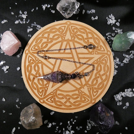 Pendolo con ametista e spirale rame, perfetto per meditare e purificare energie.
