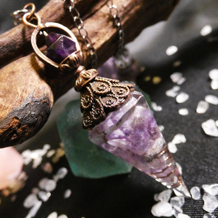 Pendolo ametista orgonite con spirale rame, ideale per meditazione e chiarire intuizioni.