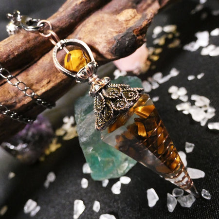 Pendolo orgonite e occhio di tigre con spirale rame, per protezione e fiducia interiore.