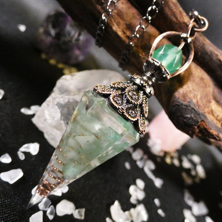 Pendolo orgonite e avventurina verde con spirale rame, favorisce calma e chiarezza interiore.