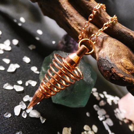 Pendolo spirale rame, amplifica energia e favorisce risposte chiare nella divinazione.
