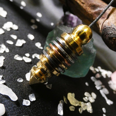 Pendolo 7 metalli per divinazione, favorisce equilibrio energetico e chiarezza interiore.