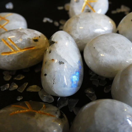 Set rune in Labradorite Bianca incise a mano per divinazione Futhark.