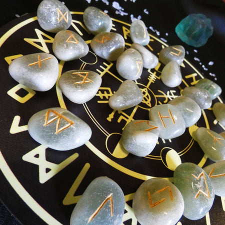 Set rune in Avventurina Verde inciso a mano per divinazione nordica.
