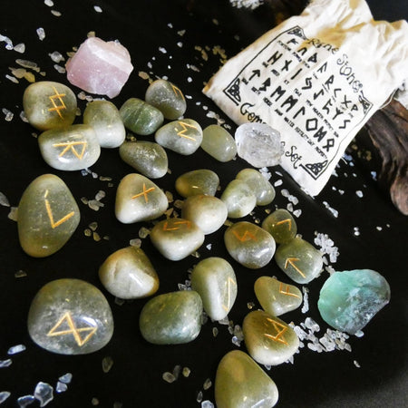 Set completo rune Futhark con runa neutra e sacchetto decorativo.