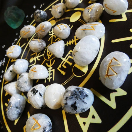 Set rune Futhark Labradorite Bianca con runa del destino e incisioni.