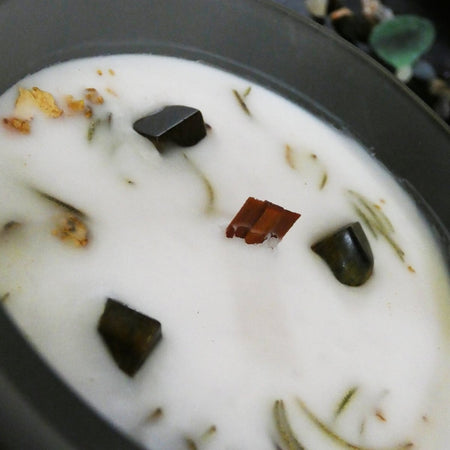 Candela artigianale con Occhio di Tigre e profumo Zenzero e Rosmarino.