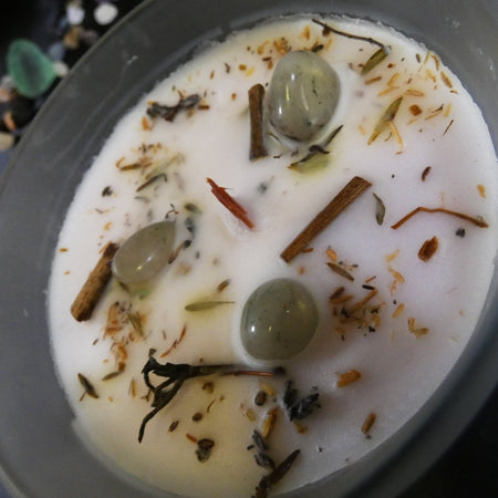 Candela artigianale con Avventurina Verde e profumo patchouli e timo.