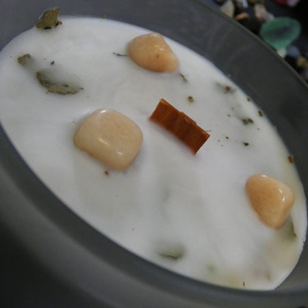 Candela artigianale con pietra di luna, menta ed eucalipto per relax e meditazione.