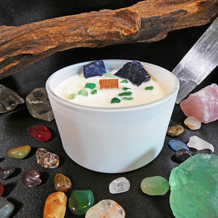 candela Chakra Gola con Sodalite e Giada, ideale per chiarezza mentale e comunicazione autentica.